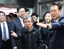 尹대통령, 부산 동래시장 방문…시장상인 격려