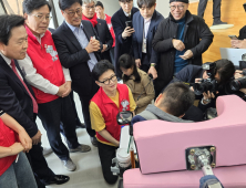 한동훈, 무릎꿇고 애로사항 ‘경청’…“성의 갖고 개선” [쿡 정치포토]