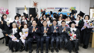 전주주부평생학교 늦깎이 학생들, 감동의 졸업장 받아