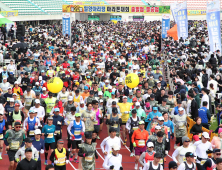 역대 최다 1만여명 참가한 '제20회 밀양아리랑마라톤대회' 성황