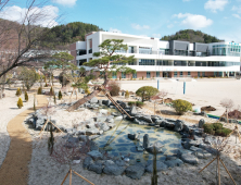 이환성 세라젬 회장, 매년 장학금 기증에 이어 학교 공원 조성