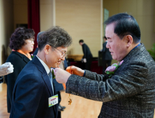 충남교육청, 2월 말 퇴임교원에 정부 포상 전수