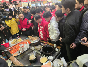 한동훈, 청주 육거리시장 방문에 시민들 연호 [쿡 정치포토]