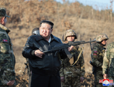 훈련기지서 소총 든 北김정은 “전쟁준비 강화해야”