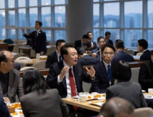 尹대통령, 의료개혁·늘봄학교 담당 공무원과 구내식당서 만찬