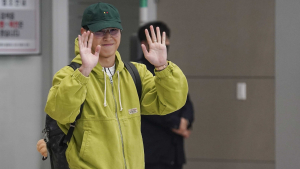 ‘하극상 논란’ 이강인 사과 대신 환한 미소로 인사