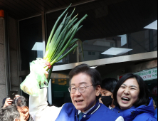 이재명, 인천서 대파 들고 “무식한 양반들아, 서민에 돈 써야”