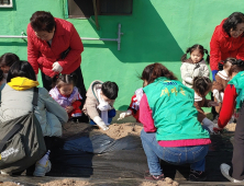 고사리 손놀림...'희망텃밭 감자 심기'에 구슬땀 