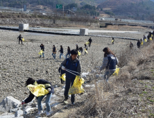 송호석 전북환경청청장, ‘세계 물의 날’ 맞아 전주천 찾아 ‘줍깅’