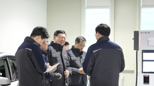 신동빈 롯데 회장, 전기차 충전 신공장 방문…현장 행보 박차