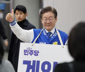 이재명, 선거운동 첫날 지역 주민들과 인사 [쿠키포토]