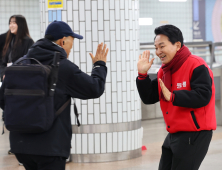 원희룡, 시민들과 웃으며 ‘하이파이브’