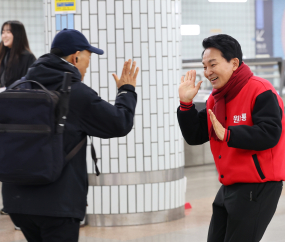 원희룡, 시민들과 웃으며 ‘하이파이브’