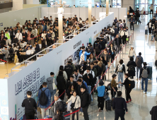 ‘투표하고 여행가요’ 붐비는 인천공항 사전투표소  