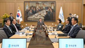 한은, 4월 기준금리 '동결' 우세…인하 어려워