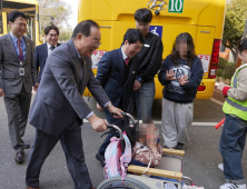 하윤수 교육감, 특수학교 학생 등교 맞이 행사 참여