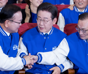 ‘출구조사 압승’ 환호하는 더불어민주당 [쿠키포토] 