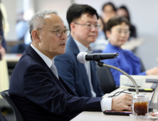 세종학당 찾은 유인촌 “한국어 보급 체계화·내실화해야”