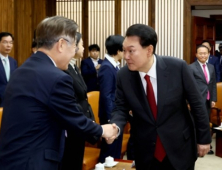 연일 압박 ‘영수회담’ 성사 여부는…‘대통령실 체제 정비 이후 봐야’