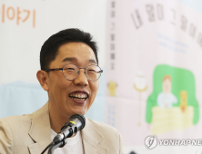 “문재인 아저씨 그런 말 말라” 김제동, 文 평산책방서 만류한 사연