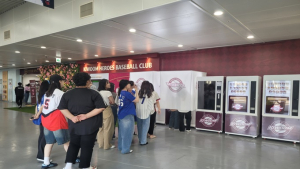 포토카드, 유니폼…마케팅 문화까지 바꾼 여성 팬