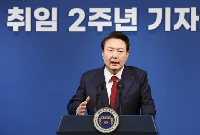 尹대통령, 3년 국정 로드맵 공개…저출생 대응·민생 사과