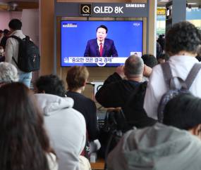 尹대통령 취임 2주년 기자회견... 생중계 시청하는 시민들 