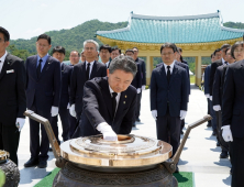 [포토]남성현 산림청장 국립대전현충원 참배