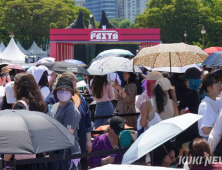 더위도 못 꺾는 아미 열정…보랏빛 물든 BTS 페스타