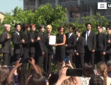 “혼자가 아냐” 세븐틴, 파리 한복판서 외친 청년찬가