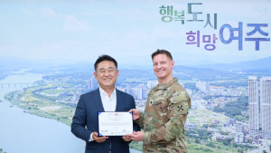 이충우 여주시장, 美 8군 사령관에게 감사장 받아