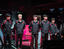 T1, ‘페이커’ 슈퍼 토스에도 TL전 1세트 패…벼랑 끝 몰려