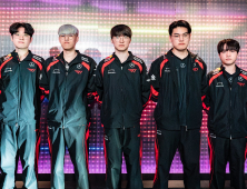 ‘우여곡절’ T1 vs ‘전승’ TES…EWC 초대 왕좌 주인공은?