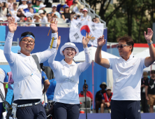 ‘한국 양궁 미쳤다’ 혼성전도 금메달…김우진·임시현 ‘2관왕’