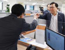 서민금융센터 찾은 김병환 “새출발기금 확대·채무조정 강화”