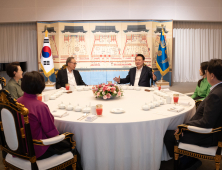 이명박 전 대통령, 尹대통령에게 “현 구도서 국힘은 野…당정 하나 돼야”