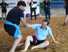 하윤수 부산시교육감, 스포츠 늘봄학교 방학캠프 참가 학생 격려