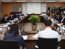 카드 수수료 인하 갈등 여전…금융위 “연말 결정”