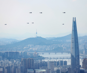 서울 상공 가르는 아파치 헬기