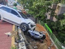 아파트 진입 경사로에서 택시가 주차한 SUV 충격 추락...3명 부상