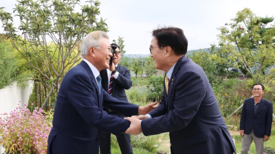 文만난 우원식의 ‘뼈 있는’ 한마디…“최근 검찰 모습에 국민도 걱정”