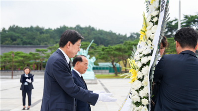 박형준 시장, 취임 후 첫 광주 방문...국립5.18민주묘지 참배