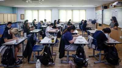 “만만한 게 학교”…한 달 전 임시공휴일 지정에 ‘분통’