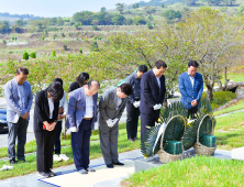 정기명 여수시장, 추삭 맞아 ‘여순사건 희생자 묘’ 참배