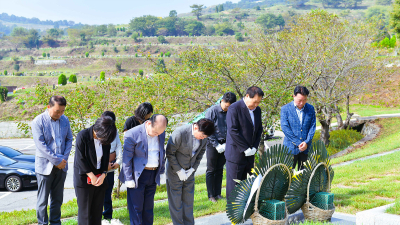 정기명 여수시장, 추삭 맞아 ‘여순사건 희생자 묘’ 참배