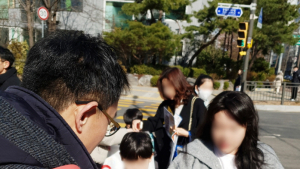 학교 앞에서, 온라인에서...학부모와 전방위 소통하는 교육기업들