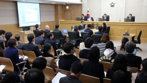 50대 여성들이 매달 법원에 가는 이유