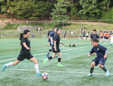 ‘엄마와 아들 축구 대결’…서울 이랜드 FC 퀸컵 선수단, U-12팀과 특별 합동 훈련