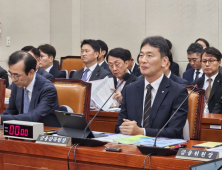 “저축은행 도덕적 해이 도 넘어”…이복현 “챙겨 보겠다” [2024 국감]