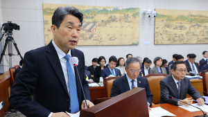 교육부, AI교과서 속도조절…“내년 도입 유지, 2026년은 과목 조정”[2024 국감]